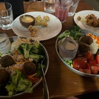 Falafel bowl mit extra tofu und im Hintergrund cowli popcorn ( so lecker) at Nourish - Uluwatu in Pecatu