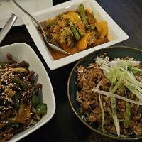 Left is "gekarameliseerde crispy bacon met sesam" the one at the top is "Indonesische rendang curry" and the bottom right is "gebakken rijst met tauge" at Leaf Vegetarian in Rotterdam