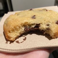 Chocolate chip vegan cookie inside at Dulxioso in Madrid