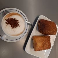 Cappuccino con leche de soja y pain au chocolat vegano at Bar Atlantic in Vimercate