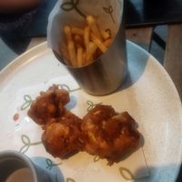 Juro que tenía una gran presentación pero me olvidé tomarle foto antes de empezar jajaj. Son "alitas" de coliflor acompañadas de papitas y verduras. at Alguito Vegano in Mexico City