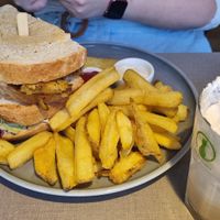 "Prinzessin auf der Kichererbse" (13,90€) with fries (4,00€) at Katzentempel - München in Munich