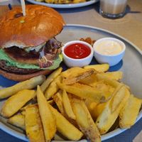 Crispy-No-Chicken-Burger (13,90€) with fries (4,00€) at Katzentempel - München in Munich