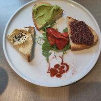'Purrschetta' with hummus, pea guacamole and olive tapanade at Katzentempel - München in Munich
