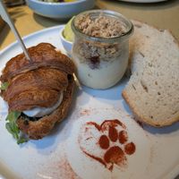 Belegtes Croissant mit Basilikumpesto und "Mozzarella", fluffiges Brot mit Guerkamole, sowie Vanillejoghurt mit Granola. at Katzentempel - München in Munich