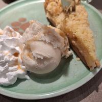 Apfelkuchen mit Vanilleeis at Katzentempel - München in Munich