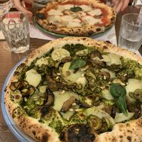 Vegane Margarita und veganisierte Pizza Toscana  at Pizzium in Bolzano