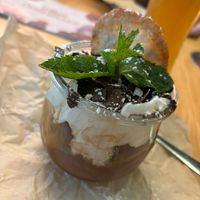 Schokoladeneis mit Banane sowie Salz-Karamell- und Schokoladensoße at Wilma Wunder in Hannover