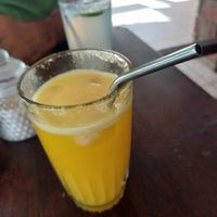 Fresh Mango Juice & Limonada. With metal straws ♡ at Cafeteria Veggie Carimbó in Playa Zipolite