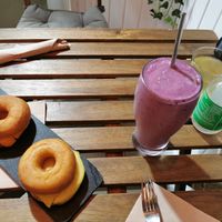 Fake chicken and cheddar fried donut and another one with fake ham and cheese. Smoothie and kombucha at Santoni - When food is the solution in Barcelona