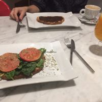 tostada de espinacas, Tahini y tomate  at Santoni - When food is the solution in Barcelona