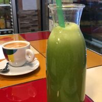 Large green juice and coffee at Santoni - When food is the solution in Barcelona