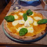 Super delicious smoked burrata yellow tomatoes pizza 🍕 at Eataly - Termini in Rome