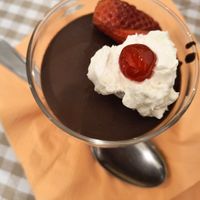 Budino di cioccolato con fragole e panna vegetale at Osteria 1960 BarSport in Pedersano