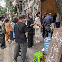 Crowded on the 15th of lunar month at Chay Vỉa Hè in Hanoi
