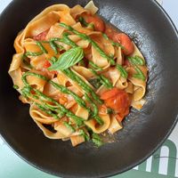 Tagliatelle pasta with tomatoes and green pesto - vegann  at Ecooking in Milan