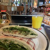 Falafel pita y zumo de naranja   at El Café de Acá in Asuncion