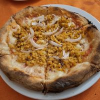 Pizza vegana con soja texturizada y queso vegano at Entre Terres Restaurant in Girona