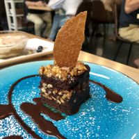 Brownie triple chocolat et caramel salé at Invitation V in Montreal