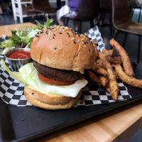 Burger aux pois chiches at Invitation V in Montreal