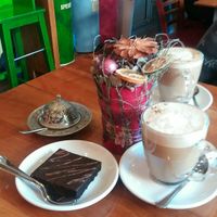 Chai Latte und Brownie - vegan at Amara Stühlinger in Freiburg