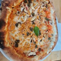 Base tomate,no thon, faux mages bleu, champignons, capres  at Lou in Lille