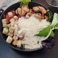 Salade et pizza véganes. at Lou in Lille