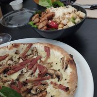 Salade et pizza véganes. at Lou in Lille