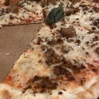 Pizza custom avec de la mozza végétale, du haché et des merguez végétale !  at Lou in Lille