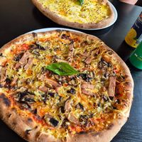 Pizza Reine et pizza 4 fromage (vegan les 2) at Lou in Lille