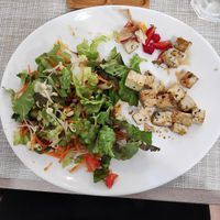 Tofu et sa salade at Ah! La Belle Histoire in Concarneau
