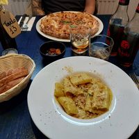 Pizza amatriciana & pasta carbonara 💛 at Meow Pizzeria Verde in Innsbruck