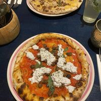 Pizza Amatriciana & Pizza Napoli (unten)  at Meow Pizzeria Verde in Innsbruck