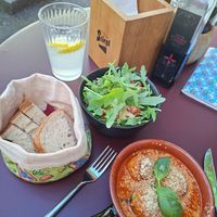 Soy balls and ruccola salad at Meow Pizzeria Verde in Innsbruck