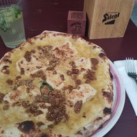 Pizza mit veganen Käse und veganen Speck at Meow Pizzeria Verde in Innsbruck