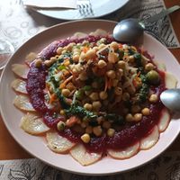 Ensala de garbanzos con verduras at Restaurante As Maceiras in Ourense