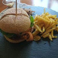 Hamburguesa vegana con patatas at Restaurante As Maceiras in Ourense