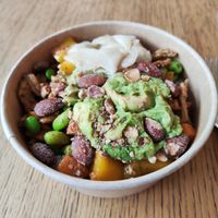 Avocado bowl at Kaisin - Hardbrücke in Zurich