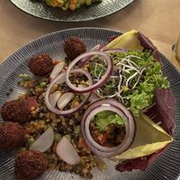 Gemüsecurry (oben) und Linsensalat (unten)   at Ball- & Brauhaus Watzke in Dresden