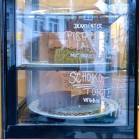 Schokotorte und Pistazienlaib  at Puncke's Cafe in Bremen