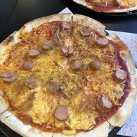 viral— you can see the ton of industrial cheese   at Del Poble Pizzería Ruzafa in Valencia