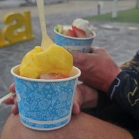 Lecker Mangoeis mit Erdbeertopping.
Supernette Verkäuferin mit etwas Englischkenntnis. Sie wusste gleich, welche Eissorten vegan sind.....yipppppie mega, danke schön at Ecofrost in Puerto Villamil