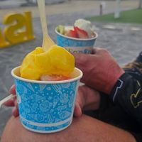 Mangoeis mit Erdbeertopping at Ecofrost in Puerto Villamil