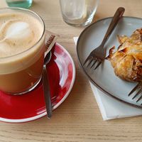 Oat latte macchiato and apple roll at Tanto Gusto in Vielha