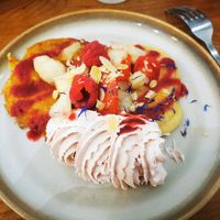 Pancakes avec sirop d'érable pour remplacer le caramel au beurre salé et chantilly vegan at Bleuenn Kafe in Douarnenez