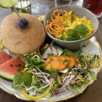 Burger with mac n cheese at Symbiose in Leipzig