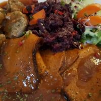 Roast beef, Rotkraut, Grünkernklöße   at Symbiose in Leipzig