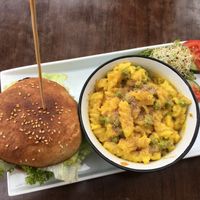 Vegan Mac‘nCheese and Burger at Symbiose in Leipzig