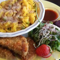 Mac n' cheese und nuggets at Symbiose in Leipzig