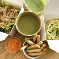 Aioli de zanahoria, ensalada con tabouleh, crema de espinacas y manzana, curry al tofu con coliflor, leche de coco y arroz basmati, batido de kiwi y piña #Veganuary at Eco-Vegetaria in Mallorca